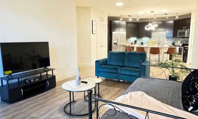 Wetmore Apartment | Stylish 2BR – 2mi to Six Flags,La Cantera & Dining