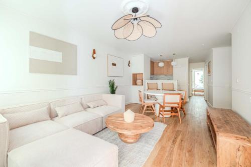 Santos Apartment | Stylish 2BR Apartment with AC & Terrace | By Airnest