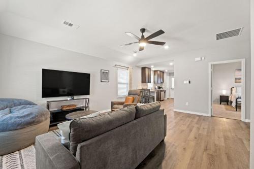Fort Worth House | Stylish 2BR -Fenced Yard, Grill, TV- Pet Friendly