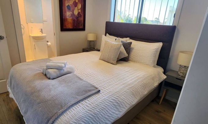 Wollongong CBD House | Stylish 2BR Flat 10min walk to Wollongong Hospital