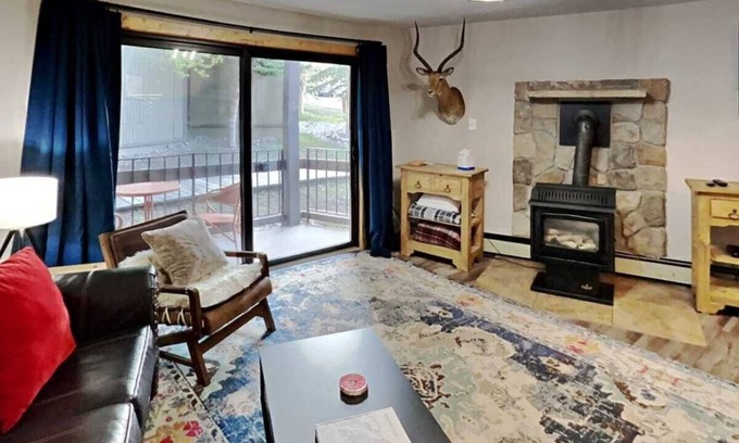 Peak 8 Condo | Stylish 2BR Home Near Skiing w/Hot Tub Access!