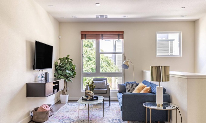 Hillsdale House | Stylish 2BR House in San Mateo with Garage