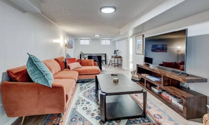 Barths House | Stylish 2BR Lower Unit w/Backyard - Dog friendly!