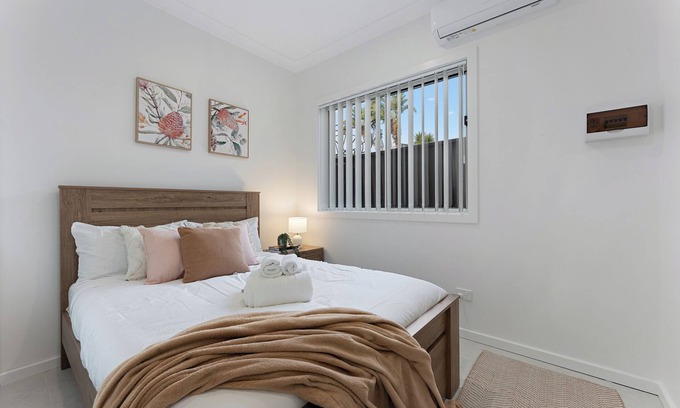 Hurstville House | Stylish 2BR Retreat | Walk to Dining & Transport