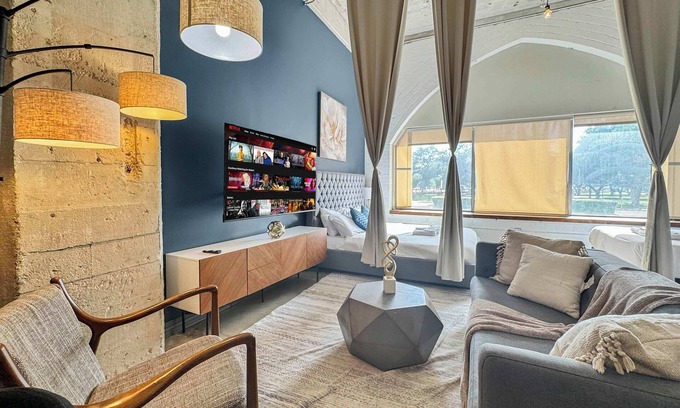 Downtown Dallas Apartment | Stylish 2BR Retreat | Downtown Dallas | Sleeps 10