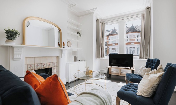 Chiswick House | Stylish 3 Bdr London Hideaway in Chiswick w/Wifi & 2 living rooms.