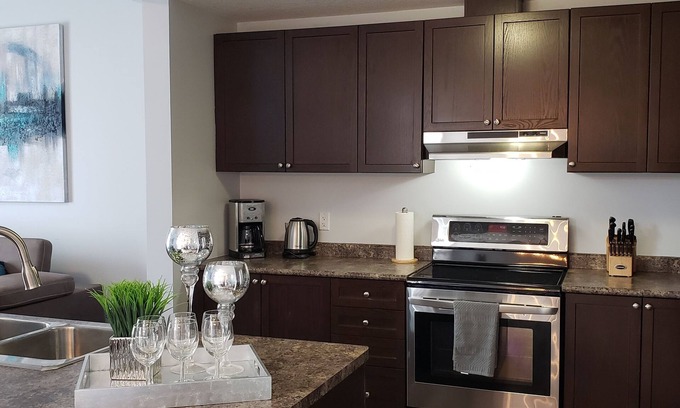 Kitchener House | Stylish 3 Bdrm house- king bed, Netflix, parking