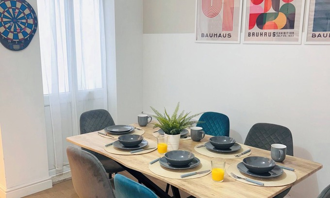 Winshill House | Stylish 3 Bed House Sleeps 5 Free Parking Wifi