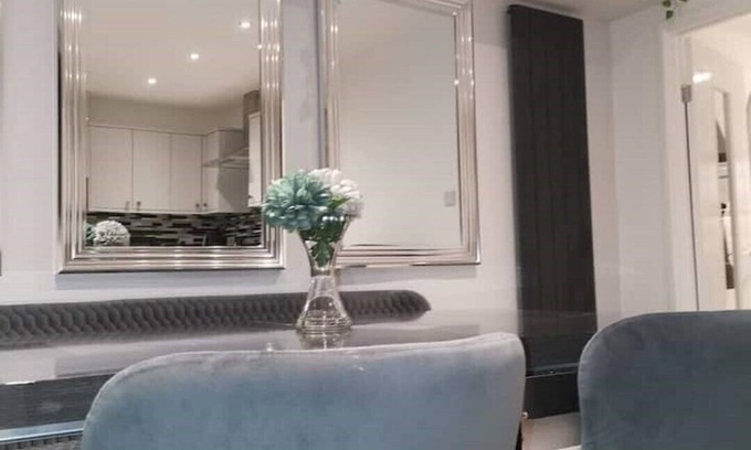 Swindon Apartment | Stylish 3 Bed, 2 bathrooms, sleeps 5, Pet-Friendly