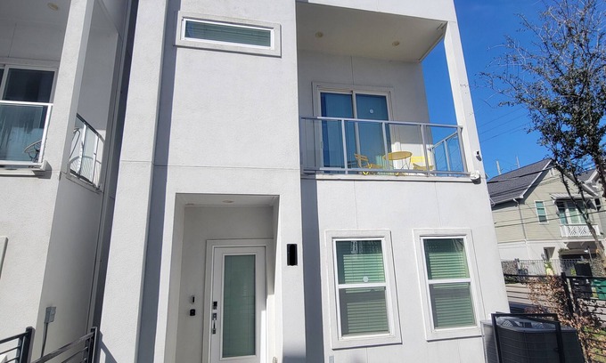 South Main House | Stylish 3-bed, 3.5 bath Home in Houston near Medical Center & NRG Park