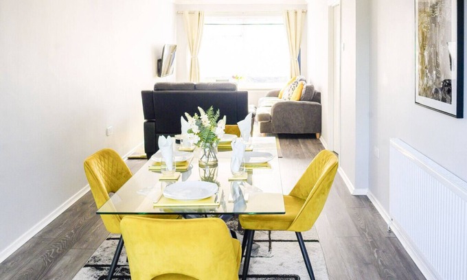 Abbey Wood House | Stylish 3-bed house with garden, off-street parking & fast London access
