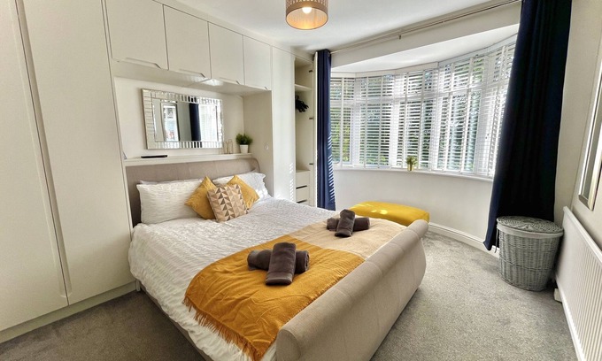 Prestwich House | Stylish 3-bed home in Prestwich with free parking