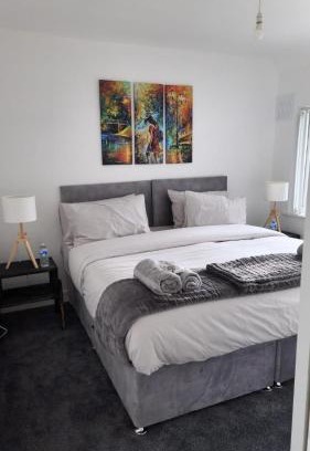 Sheldon House | Stylish 3-Bed house NEC-JLR-Airport-HS2-Driveway
