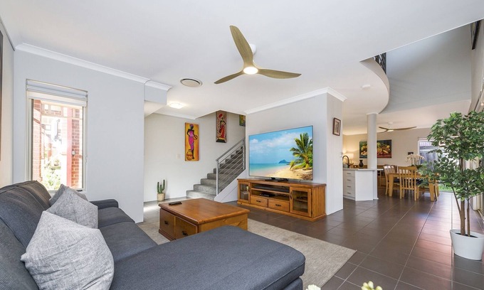 Victoria Park House | Stylish 3-Bed Townhouse with Courtyard & BBQ