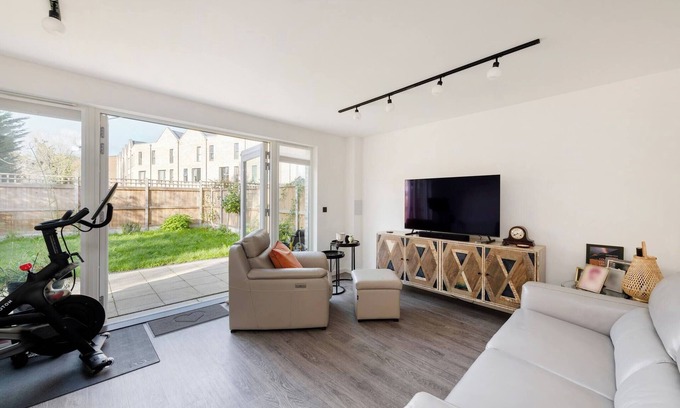 Southgate Apartment | Stylish 3-Bed Townhouse with 3 Baths in Southgate