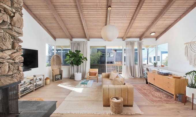 Gas Lamp Section House | Stylish, 3 Bedroom Beach House w/Ocean Views