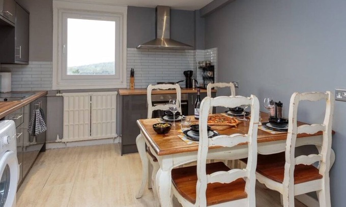 Gorgie Apartment | Stylish 3 Bedroom Apartment, Edinburgh