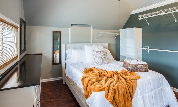 Rochester Apartment | Stylish 3 Bedroom Apartment Less then 10 minute from dwntownn