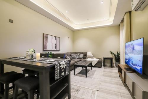 Qurtubah Apartment | Stylish 3 Bedroom unit w Self Check In, Balcony and Luandary