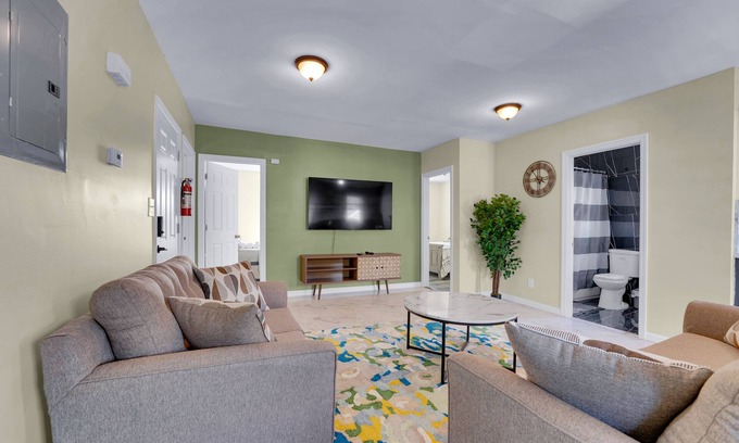 South Side Apartment | Stylish 3-bedroom 3rd fl Apt in Mount Vernon, NY