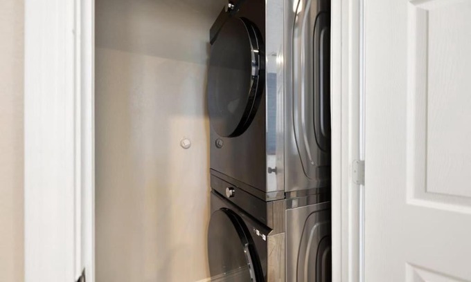 Cloverleaf House | Stylish 3 Bedroom With Tons of Games and 85 Inch TV