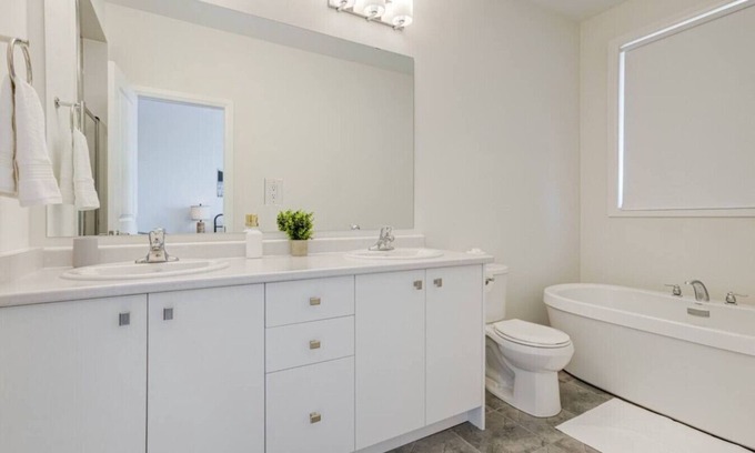 Pickering Apartment | Stylish 3BDR in Pickering`s Heart | Free Parking