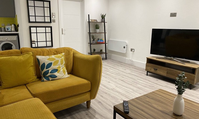 Cwmbrwla Apartment | Stylish 3Beds NYStyle Apt - Parking, Self Check-in