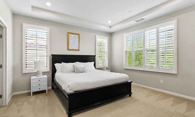 Stonegate House | Stylish 3BR End Unit Townhouse｜1st Floor BR｜Community Pool｜ Private Backyard #25