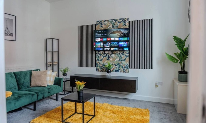 Ashton-under-Lyne House | Stylish 3BR House 18mins to Peak District/Wifi/Free Parking/Netflix/Sky Sports