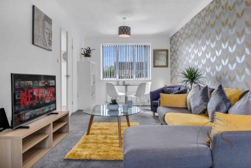 West Bromwich House | Stylish 3BR Home - Beautiful Garden - Parking
