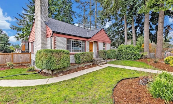 Fauntleroy House | Stylish 3BR Home in West Seattle w/Fenced Yard