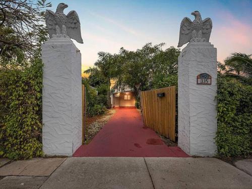 Southside House | Stylish 3BR Home & Hottub Near Beaches & Downtown