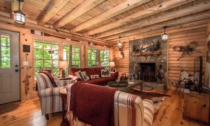 Zirconia House | Stylish 3BR Log Cabin w/Fire Pit | Near Trails