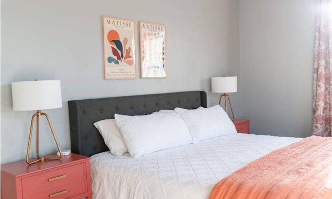 Danville House | Stylish 3King/2Twin -The Heritage House