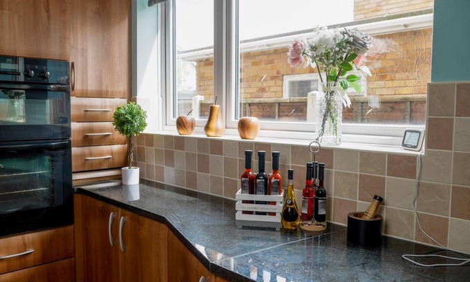 Stockton-on-Tees House | Stylish 4 Bed Apartment- Private Garden & Sleeps 8