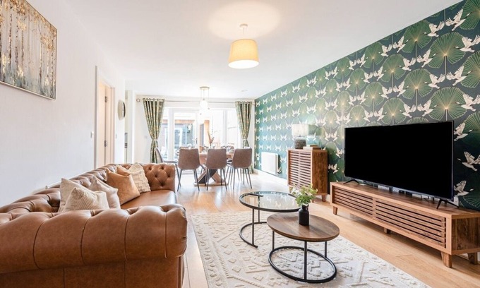 Trafford House | Stylish 4-Bed House in Manchester