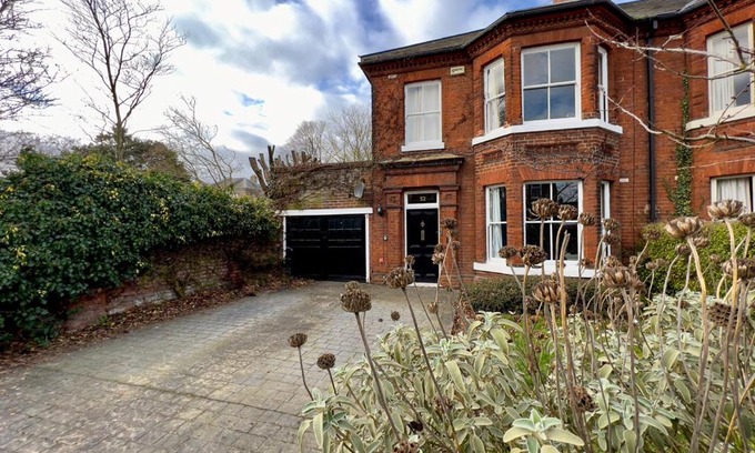 Norwich House | Stylish 4 bed house with parking in central Norwich
