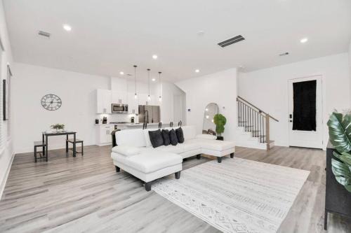 Northside House | Stylish 4 Beds - Min to Downtown With Backyard