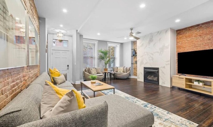 East Allegheny House | Stylish 4Bdr Loft Home, North Shore, City Skyline