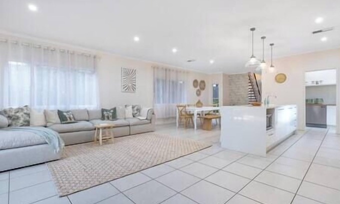 Nudgee House | Stylish 4BR Exec Home near Airport, Sleeps 8