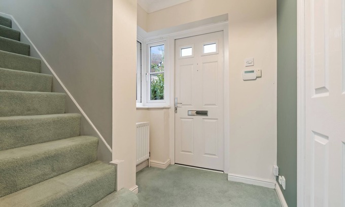 Chadwell Villa | Stylish 4BR Home in Romford with Garden & Parking