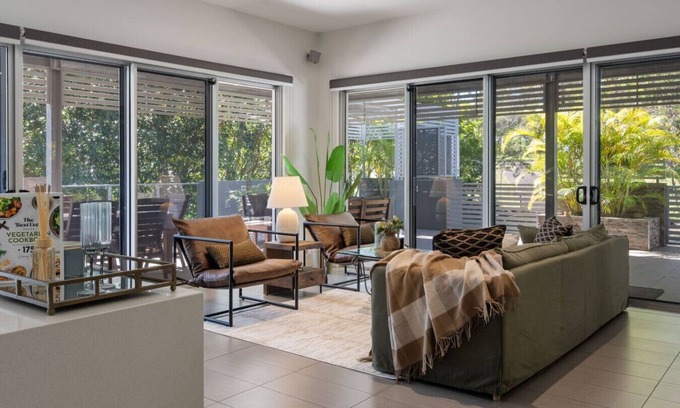 Mount Ommaney House | Stylish 4BR Home w/BBQ & Media Room in Mt Ommaney