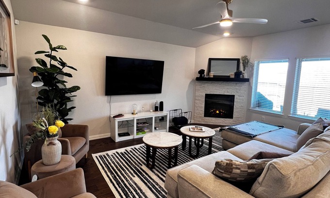 Princeton House | Stylish 4BR Home in Princeton. Large Yard,Pool,Workspace. Near Frisco & McKinney