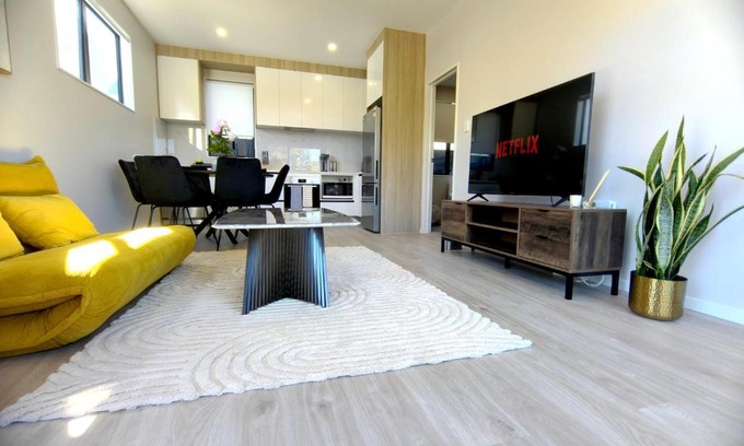 Botany Downs Villa | Stylish 4BR Home, Netflix, Walk to Eateries and Schools