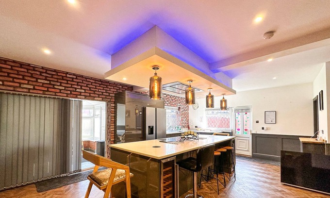 Northenden House | Stylish 5-Bed Home with Drive and Large Garden