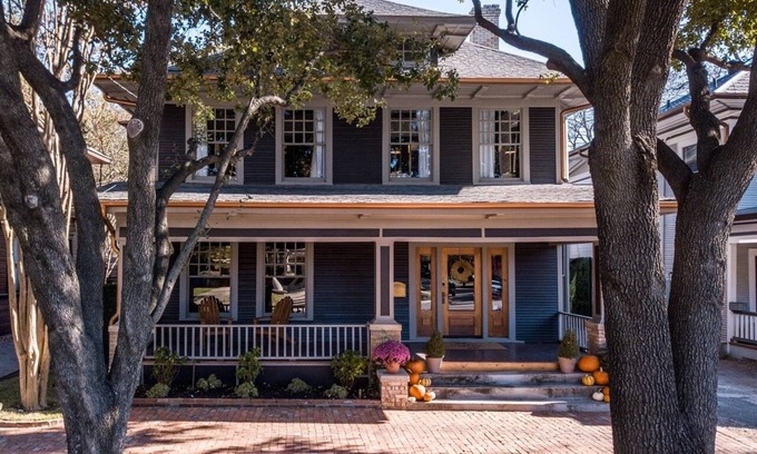 Old East Dallas Bed & Breakfast | Stylish 5 Bedroom Boutique BnB in Old East Dallas | Insta-Worthy Rooms + Speakeasy Bar