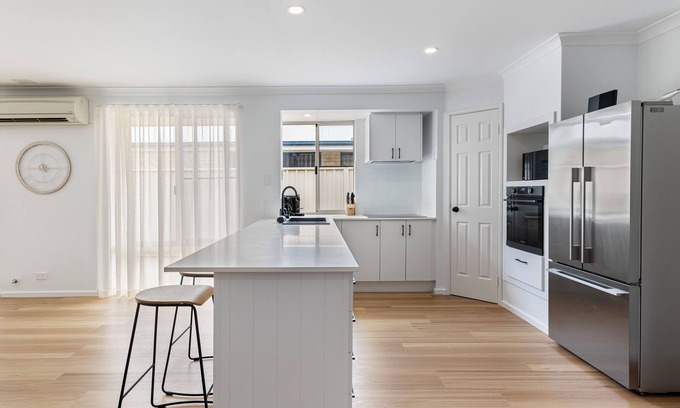 Geographe House | Stylish 5-Bedroom Home Geographe