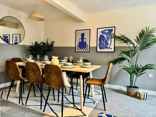 Sherborne St. John House | Stylish 5 Bedroom House in Basingstoke with Parking by PureStay