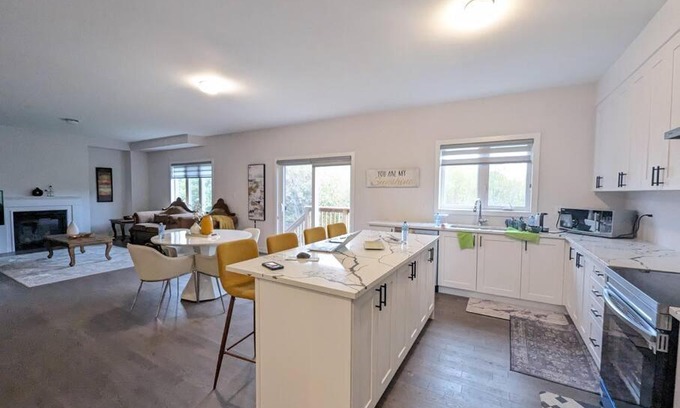Simcoe Apartment | Stylish 5-Bedroom Retreat