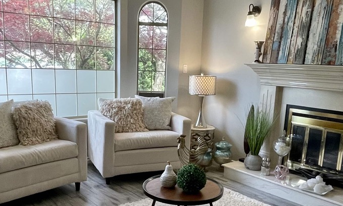Renfrew-Collingwood House | Stylish 5-BedRoom Vacation Home